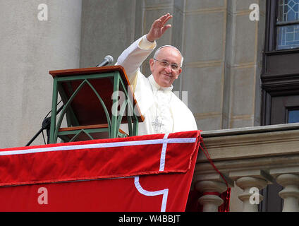 Papst Francisco bei einem Besuch in Rio de Janeiro, während des Weltjugendtages 2013. Papst Francisco winkt für treu nach dem Gebet eine Masse in der Stadt Stockfoto