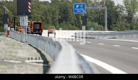 18 Juli 2019, Sachsen, Borna: Ein Schild weist auf die Baustelle auf der A 72. Bauarbeiten auf der Autobahn A 72 von Chemnitz nach Leipzig macht Fortschritte. Anfang August, der vorletzte Abschnitt Borna-Rötha in Richtung Chemnitz ist für den Verkehr geöffnet werden, wie durch das Landesamt für Straßenbau und Verkehr in Dresden angekündigt. Die allgemeine Freigabe für Abschnitt 5.1 ist für Ende September geplant. Es ist etwa 9,5 Kilometer lang und kostet rund 144 Millionen Euro. Im kommenden Jahr wird es einige verbleibende Arbeit. Der Rückbau der B 95 ist lediglich zu sein Stockfoto