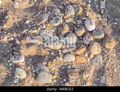 Gefunden Felsen am Strand mit Worten und Sprüchen auf sie geschrieben Stockfoto