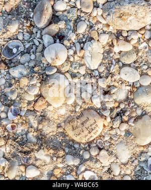 Gefunden Felsen am Strand mit Worten und Sprüchen auf sie geschrieben Stockfoto