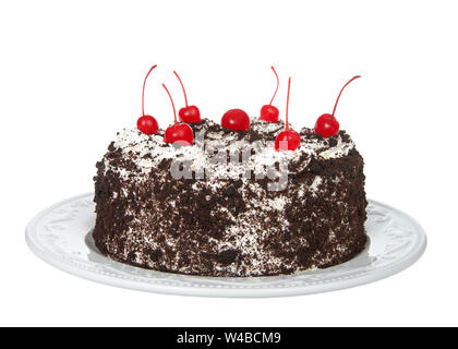 Ganze Schwarzwälder Kirschtorte auf ein aus weißem Porzellan Platte auf einem weißen Hintergrund. Schlagsahne, crumb Schokolade, Kirschen an der Spitze. Stockfoto