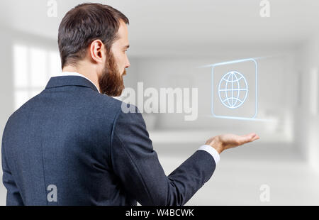 Ansicht von hinten auf Geschäftsmann virtual Global Symbol zeigen. Stockfoto