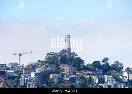 Coit Tower in San Francisco, viewd von der Bucht. Coit Tower ist ein 210 Fuß Tower im Telegraph Hill Viertel von San Francisco, Kalifornien, bieten Stockfoto