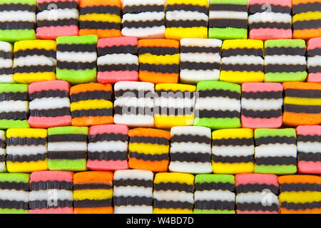 Hintergrund der farbenfrohen Lakritz Bonbons Quadrate abwechselnden Farben. Stockfoto