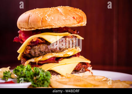 Burger essen Foto Stockfoto