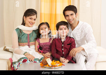 Porträt einer lächelnden Familie während des Rakhi-Festivals Stockfoto