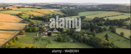 Luftaufnahme des Dorfes Upper Slaughter in den Cotswolds, Upper Slaughter, Glocestershire, England Stockfoto