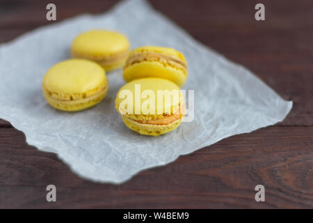 Makronen, köstliche almond Cookies auf Holz- Hintergrund Stockfoto