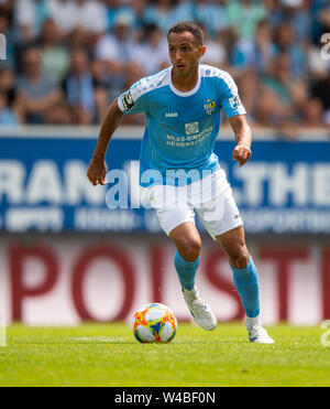 Chemnitz, Deutschland. 21. Juli, 2019. Fussball: 3. Liga, Chemnitzer FC - SV Waldhof Mannheim, 1.Spieltag, im Stadion an der Gellertstraße. Marcelo Freitas aus Chemnitz spielt den Ball. Wichtiger Hinweis: Der DFB verbietet die Verwendung von Bildern im Internet und in online Medien während des Spiels (einschließlich der Hälfte der Zeit). Sperrzeit! Der DFB erlaubt die Veröffentlichung und weitere Verwendung der Bilder auf mobilen Geräten (insbesondere MMS) und über DVB-H und DMB erst nach dem Ende des Spiels.) Credit: Robert Michael/dpa-Zentralbild/dpa/Alamy leben Nachrichten Stockfoto