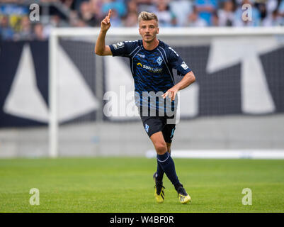 Chemnitz, Deutschland. 21. Juli, 2019. Fussball: 3. Liga, Chemnitzer FC - SV Waldhof Mannheim, 1.Spieltag, im Stadion an der Gellertstraße. Die Mannheimer Maurice Deville Gesten. Wichtiger Hinweis: Der DFB verbietet die Verwendung von Bildern im Internet und in online Medien während des Spiels (einschließlich der Hälfte der Zeit). Sperrzeit! Der DFB erlaubt die Veröffentlichung und weitere Verwendung der Bilder auf mobilen Geräten (insbesondere MMS) und über DVB-H und DMB erst nach dem Ende des Spiels.) Credit: Robert Michael/dpa-Zentralbild/dpa/Alamy leben Nachrichten Stockfoto