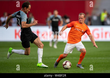 Leverkusen, Deutschland. 21. Juli, 2019. Fussball: Profitieren Fußball-Spiel "Champions für Nächstenliebe" in der BayArena. Der ehemalige Skispringer Sven Hannawald (l) und die ehemalige Turner Fabian Hambüchen kämpfen um den Ball. Credit: Marius Becker/dpa/Alamy leben Nachrichten Stockfoto