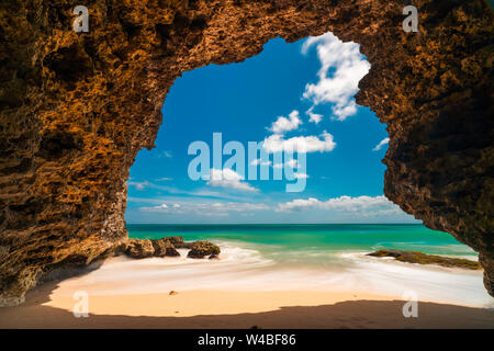 Tolle Aussicht von der Höhle am tropischen Strand mit kristallklarem Wasser und blauem Himmel am Horizont. Natur Landschaft tropischen Strand. Stockfoto