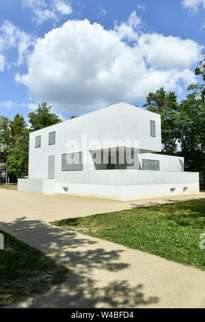 Dessau, Deutschland. 10. Juli 2019. Ein Meister von Bauhaus Gründer Walter Gropius in einer Wohnsiedlung in der Nähe des Bauhausgebäudes. Foto: Jens Kalaene/dpa-Zentralbild/ZB/dpa/Alamy leben Nachrichten Stockfoto