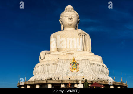 Phuket Big Buddha oder der grosse Buddha von Phuket - eine der bekanntesten Sehenswürdigkeiten auf der tropischen Insel Phuket. Thailand Stockfoto