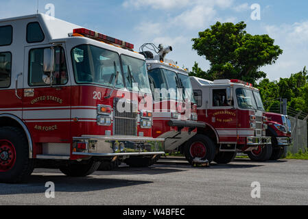 Feuerwehr fahrzeuge bis 18. Bauingenieur Squadron Standby an einem sicheren Ort in der Nähe von simulierten Chemieunfall zugewiesen, während ein gefährliches Material training Juli 11, 2019, auf Kadena Air Base, Japan. Das Hauptziel der HazMat Training ist für Feuerwehrmänner, die sich mit gefährlichen Materialien vertraut zu machen und Ihnen eine Ausbreitung verhindern. (U.S. Air Force Foto von älteren Flieger Cynthia Belío) Stockfoto