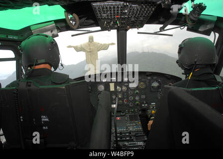 Blick auf die Piloten in den Helikopter Cockpit der Cristo Redentor Zivilpolizei, Corcovado in Rio de Janeiro, Brasilien Stockfoto