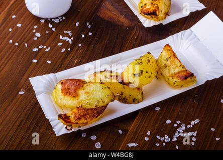 Gebackene Kartoffeln. Kartoffeln mit Gewürzen. Lecker neben Fleisch Gerichte vom Grill. Pikanter Sauce für Kartoffeln. Stockfoto