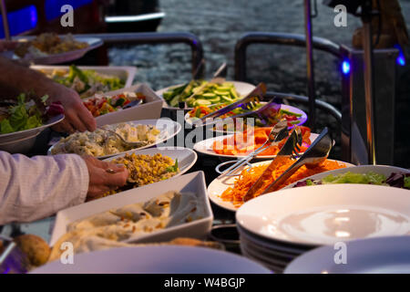 Verschiedene Salate auf einem Buffet. Stockfoto