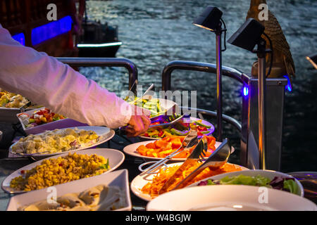 Verschiedene Salate auf einem Buffet. Stockfoto