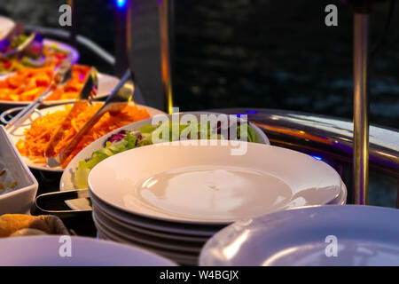 Verschiedene Salate auf einem Buffet. Stockfoto