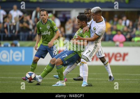 Seattle, WA, USA. 21. Juli, 2019. MLS Fußball 2019: Portland Timbers, Brian Fernandez (7) schützt vor Seattle Sounders Mittelfeldspieler Cristian Roldan (7) Während einer westlichen Konferenz MLS Übereinstimmung zwischen den Portland Timbers und die Seattle Sounders im Century Link Feld in Seattle, WA. Credit: Jeff Halstead/ZUMA Draht/Alamy leben Nachrichten Stockfoto