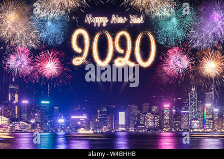 Frohes Neues Jahr 2020 Feuerwerk über stadtbild Gebäude in der Nähe von Meer in der Nacht Zeit, Feier, Mock up Banner für Werbung auf Social Media Stockfoto