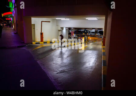 Abfahrt von der Tiefgarage auf die Straße. Stockfoto