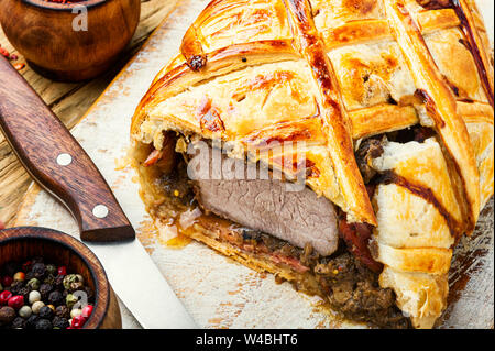 Hausgemachte Beef Wellington. Fleisch, in Blätterteig gebacken Stockfoto