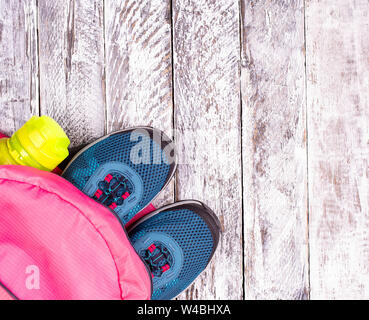 Paar Turnschuhe Blue's Frauen in pink Rucksack und Sport für eine Flasche Wasser auf weißem Holz- Oberfläche Stockfoto