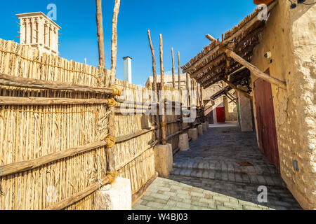 Vordach und Reed Zaun in einer ländlichen Gegend. Stockfoto