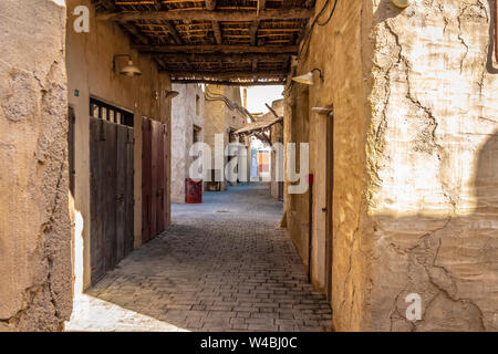 Eine schmale Straße in der Altstadt von Lehmhäusern. Stockfoto