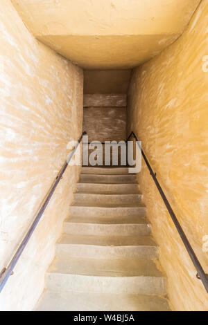 Treppen Im Obergeschoss in einem schmalen Stein dunkle Passage. Stockfoto