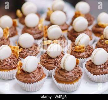 Kleinigkeiten in Kunststoff Gläser mit frischem Obst und Sahne. Stockfoto