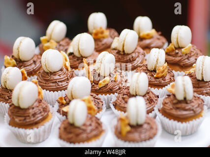 Kleinigkeiten in Kunststoff Gläser mit frischem Obst und Sahne. Stockfoto