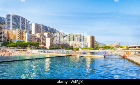 Der öffentliche Strand von Monaco im Sommer Stockfoto