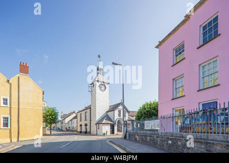 Das Rathaus und attraktive Häuser in Laugharne, Carmarthenshire, Wales, Großbritannien Stockfoto