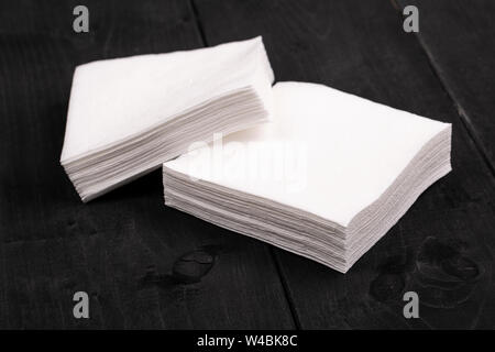 Weißes Papier Servietten auf Holz- Hintergrund Nahaufnahme Stockfoto