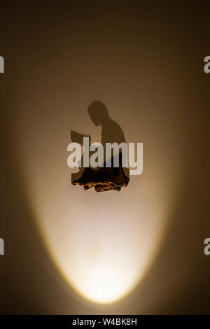 Schatten an der Wand in Form eines betenden Arab. Stockfoto
