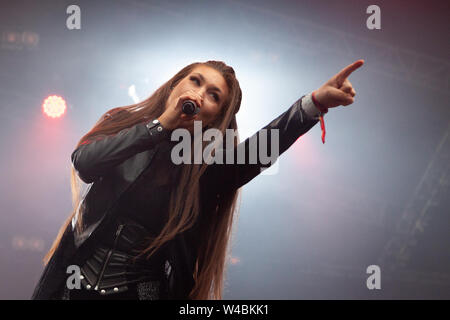 Trondheim, Norwegen - 28. Juni 2019. Die schwedische Heavy Metal Band Amaranthe führt ein Live Konzert während der norwegischen Musik Festival Trondheim Felsen 2019. Hier Sänger Elize Ryd ist live auf der Bühne gesehen. (Foto: Gonzales Foto - Tor Atle Kleven). Stockfoto