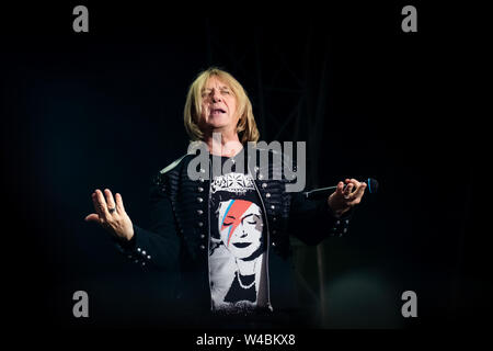 Trondheim, Norwegen - 27. Juni 2019. Die englische Rockband Def Leppard führt ein Live Konzert in der norwegischen Musik Festival Trondheim Felsen 2019. Hier Sänger Joe Elliot ist live auf der Bühne gesehen. (Foto: Gonzales Foto - Tor Atle Kleven). Stockfoto