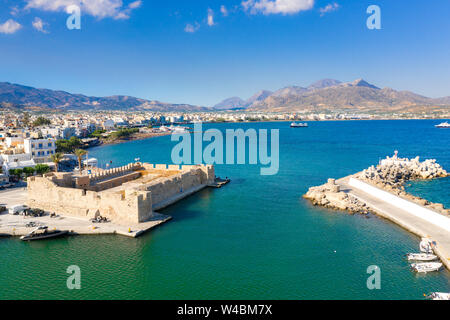 Ansicht der Kales venezianische Festung am Eingang zum Hafen, Ierapetra, Kreta, Griechenland Stockfoto