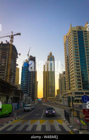 Dubai, VAE - November 29, 2018: Auf den Straßen von der schönen Gegend von Dubai Marina. Stockfoto