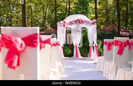 Hochzeit im Freien Zeremonie im Sommer Wald Stockfoto