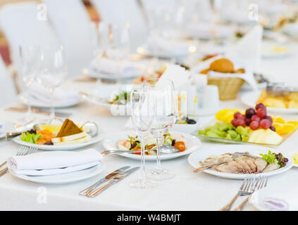 Schön serviert Tisch in einem Restaurant auf einem weißen Tischtuch Stockfoto
