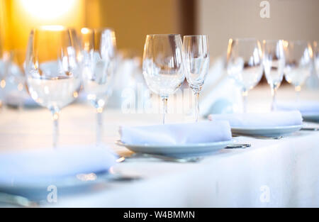 Schön serviert Tisch in einem Restaurant auf einem weißen Tischtuch Stockfoto