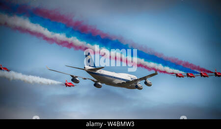 Flypast durch die RAF Red Arrows aerobatic Display Team in Formation mit einem Livrierten BOAC Boeing 747 an der Royal International Air Tattoo, Fairford, England Stockfoto