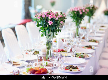 Schön serviert Tisch in einem Restaurant auf einem weißen Tischtuch Stockfoto