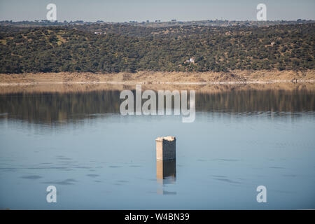 Turm von Floripes untergetaucht im Wasser des Tejo in den Stausee von Jose Maria Oriol in der Nähe von Garrovillas de Alconetar Stockfoto