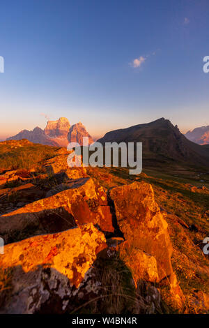 Sonnenuntergang auf felsigen Gipfel des Monte Pelmo, Zoldo Dolomiten, San Vito di Cadore, Belluno, Venetien, Italien Stockfoto