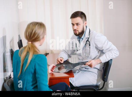 Ein Patient an den Arzt bei der Rezeption. Stockfoto